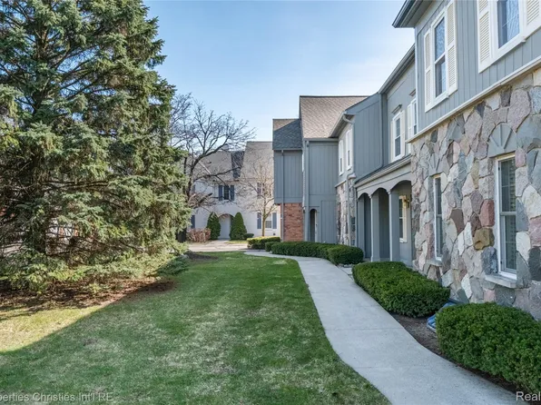 1695 Huntington Park, Rochester, MI 48309