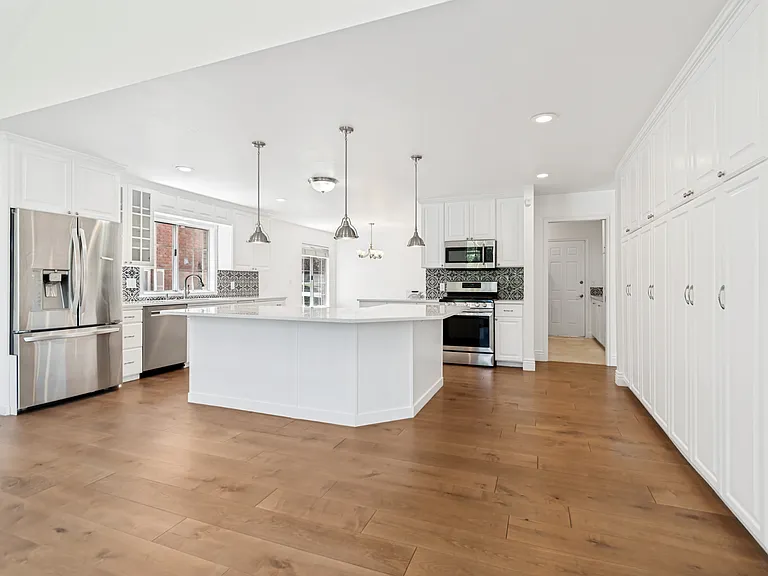 1241 Cambridge Ct — Photo 22