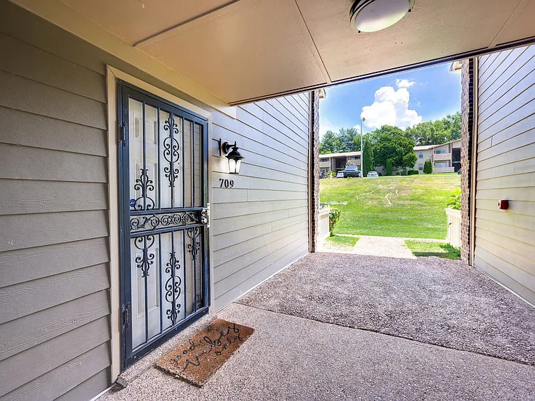 709 Ashlawn Pl — Photo 8