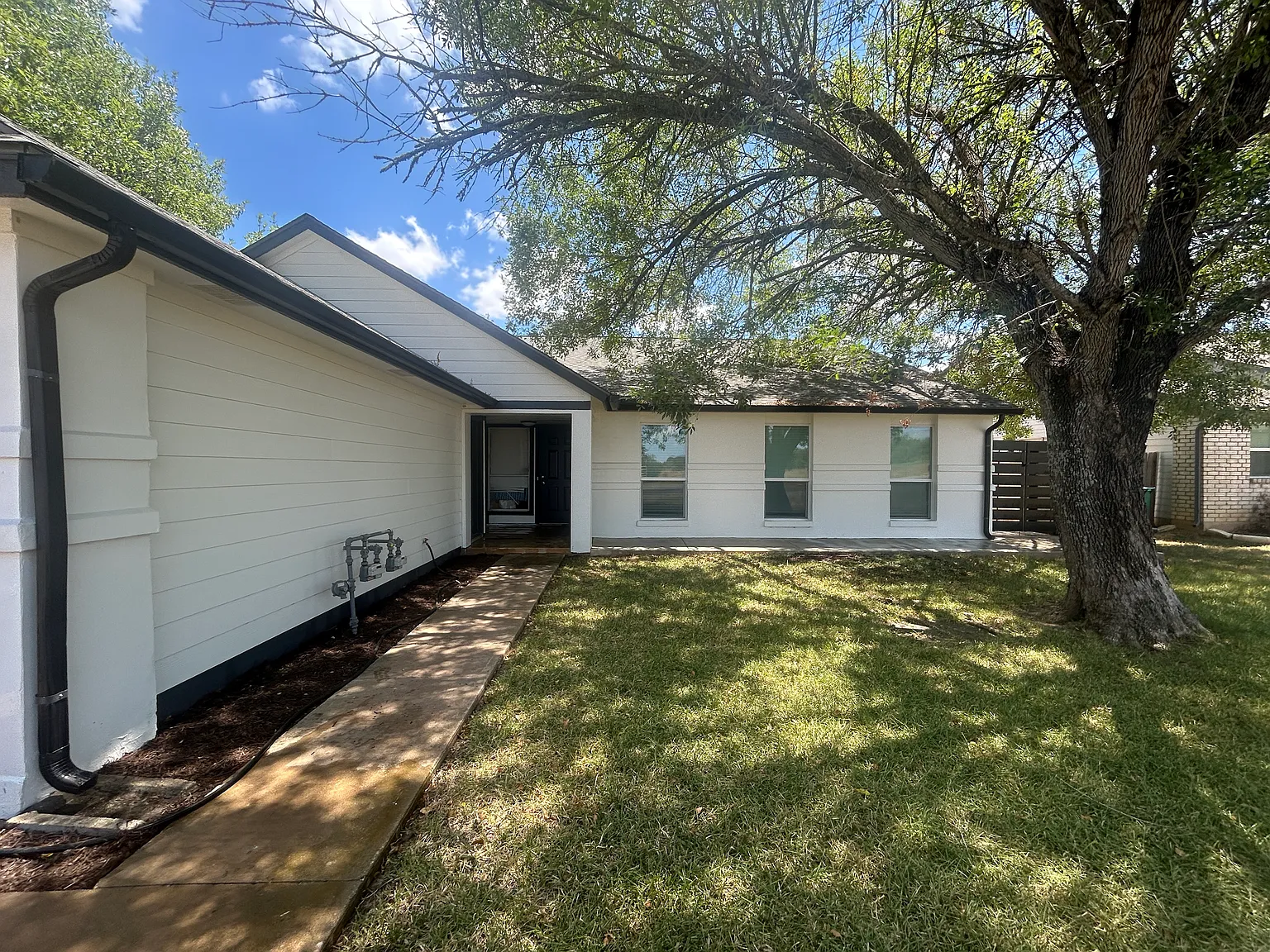 3 bed, 1100 sqft, $2,000 — Photo 1