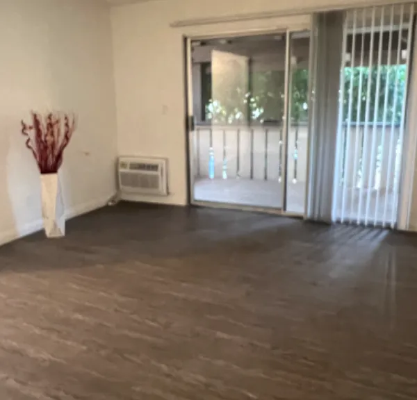 Living room overseeing the balcony
