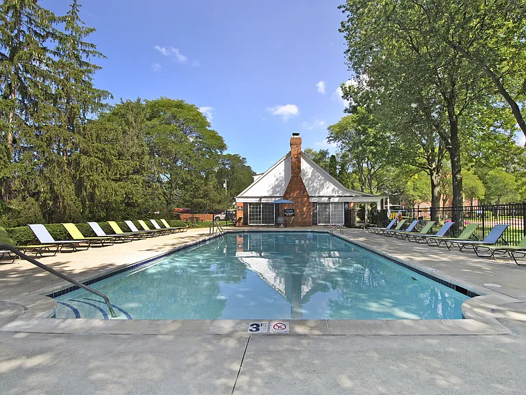 Huntley Square — Photo 11