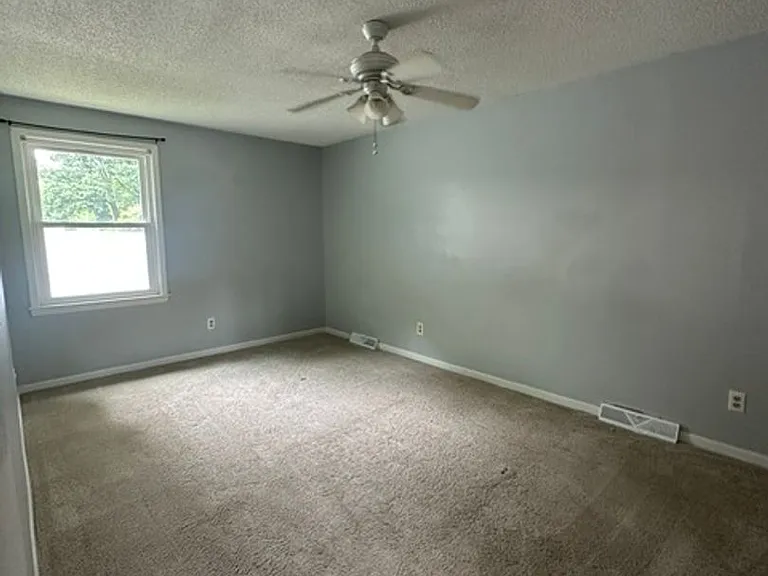1570 Tanglewood Dr — Photo 3