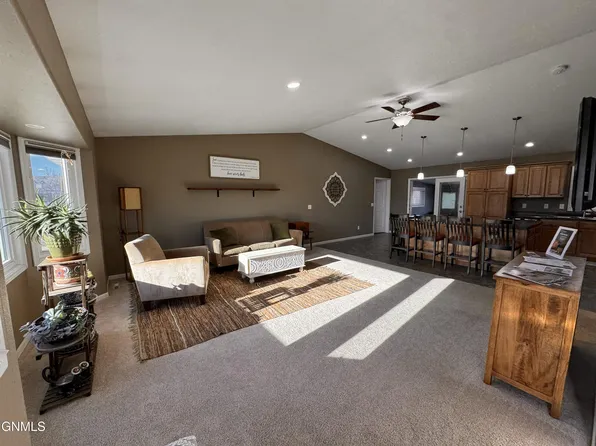 508 Rosie Ln N, Mandan, ND 58554