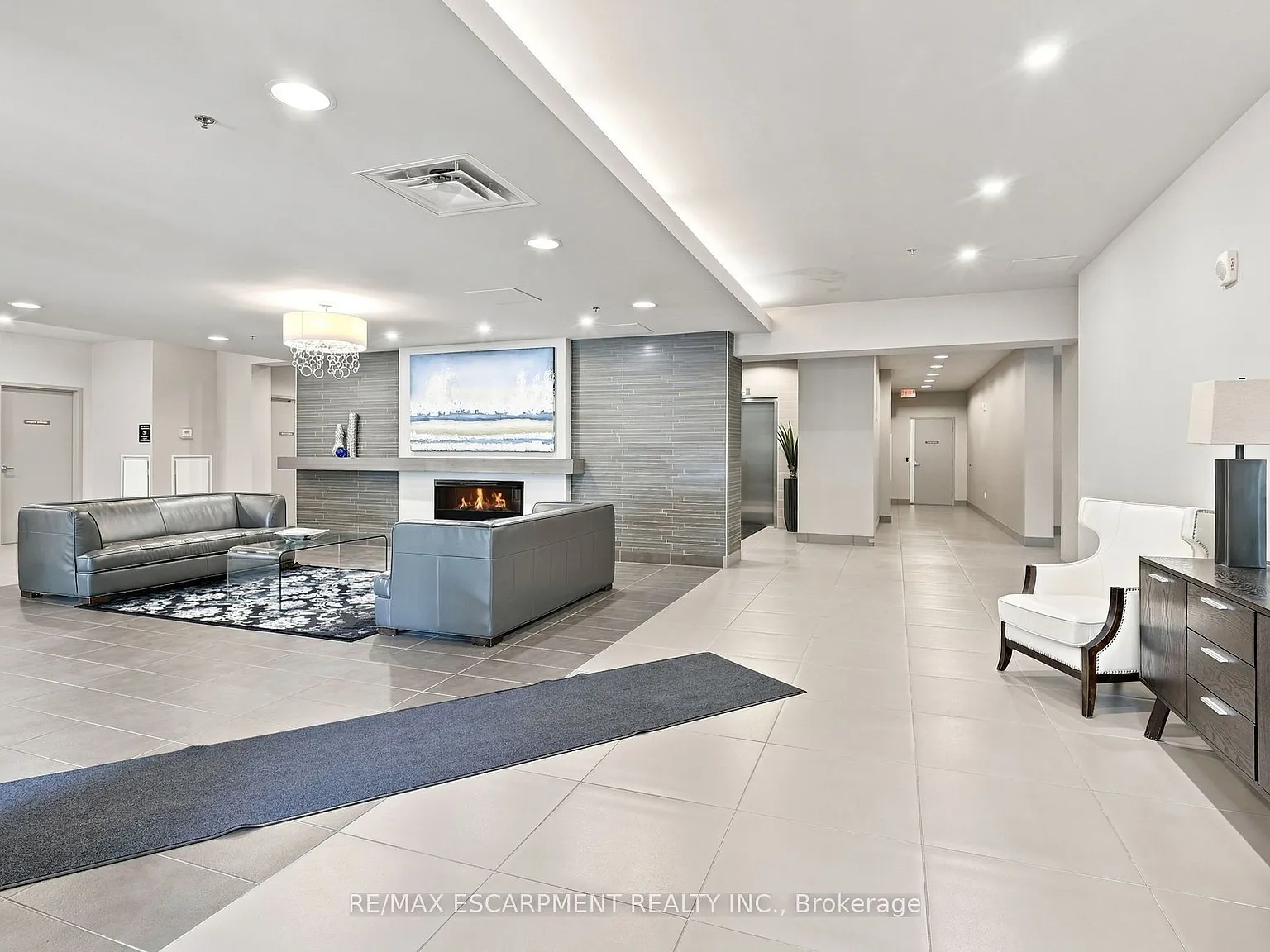 90 Charlton Ave W — Photo 3