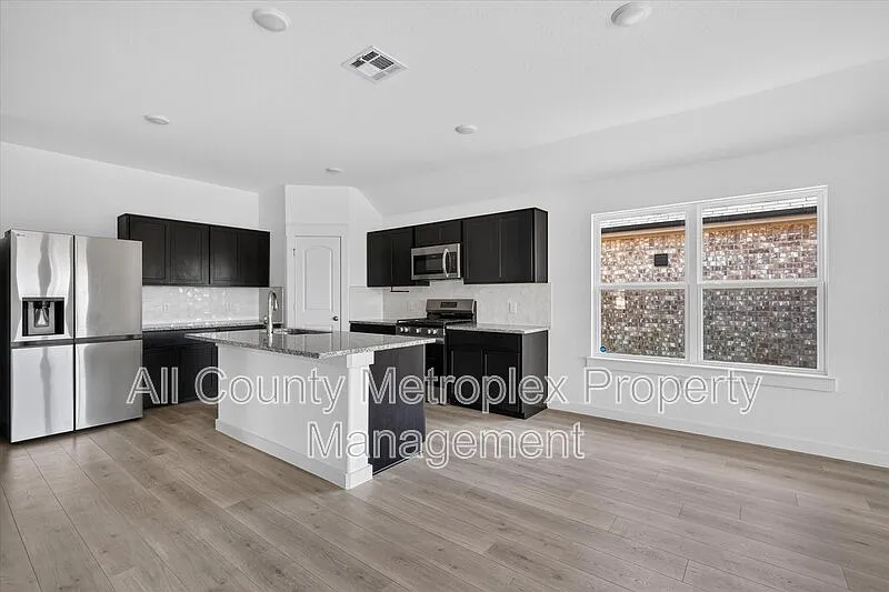 4 bed, 2.0 bath, 2024 sqft, $2,200 — Photo 3