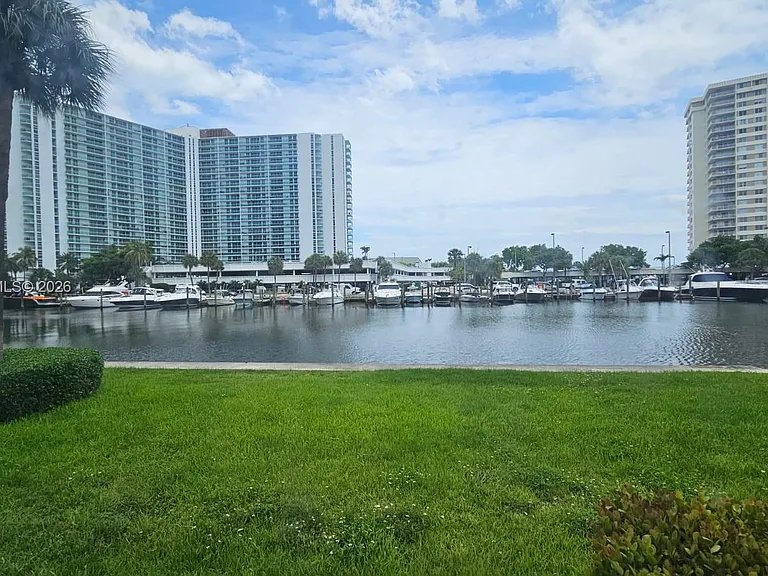 220 Kings Point Dr #105 — Photo 1