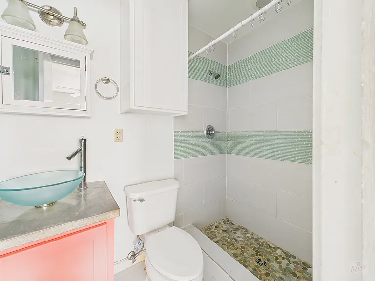 803 W 28th St #202 — Photo 12