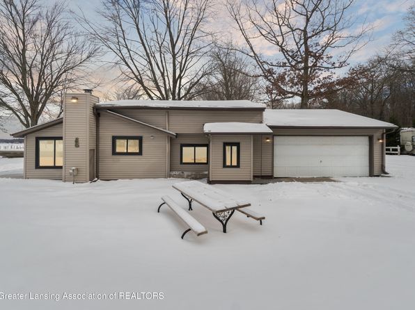 9698 E Colby Rd, Crystal, MI 48818