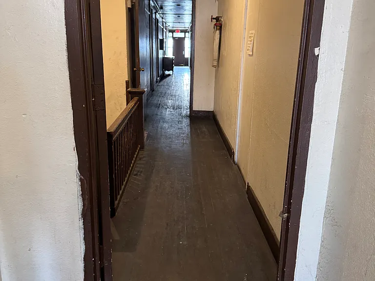 1462 S Central Ave — Photo 3