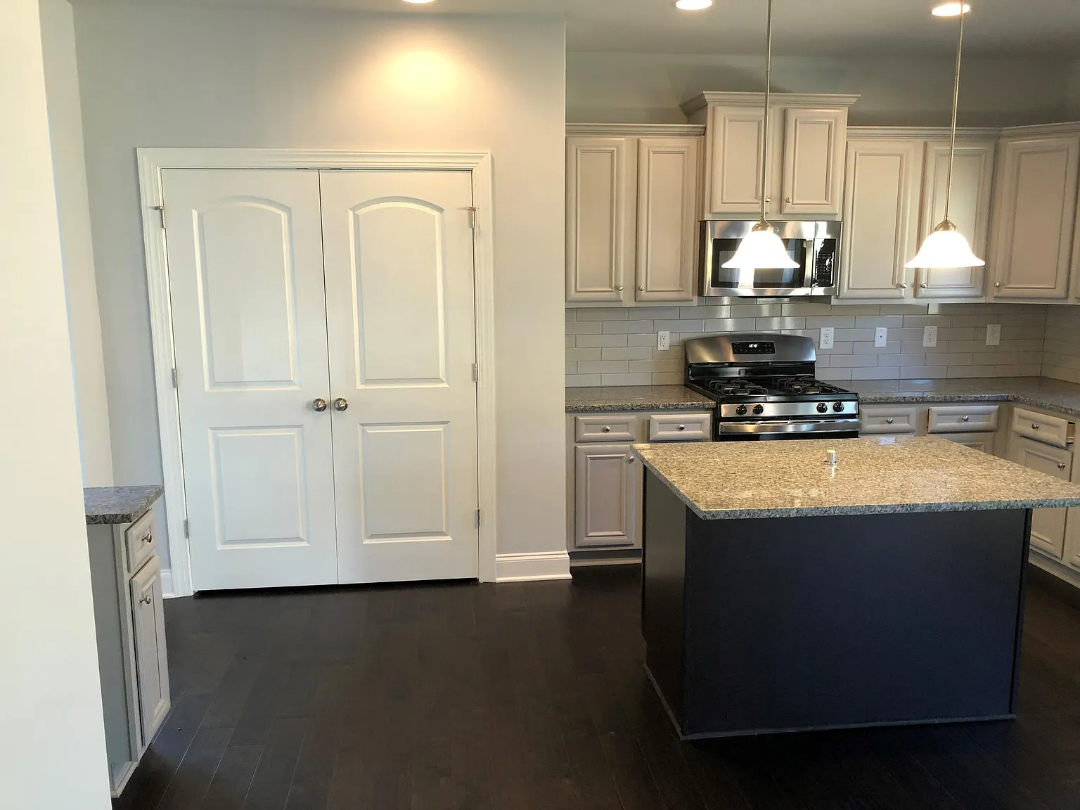 4 bed, 3.5 bath, 3000 sqft, $2,950 — Photo 2