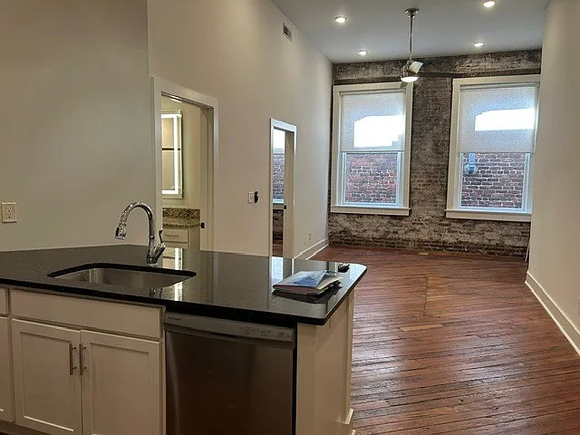 102 W Summit Hill Dr #204 — Photo 2