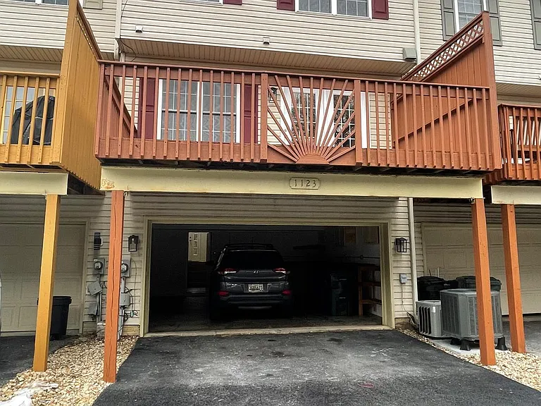 1123 Lindsay Ln — Photo 5