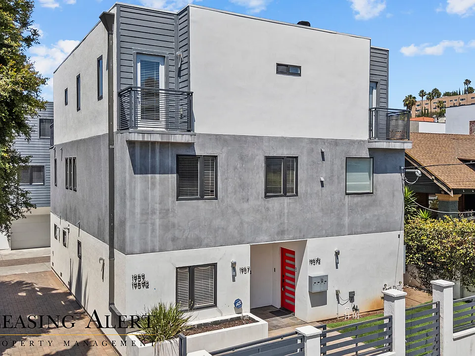 1957 1/2 Vista Del Mar Ave