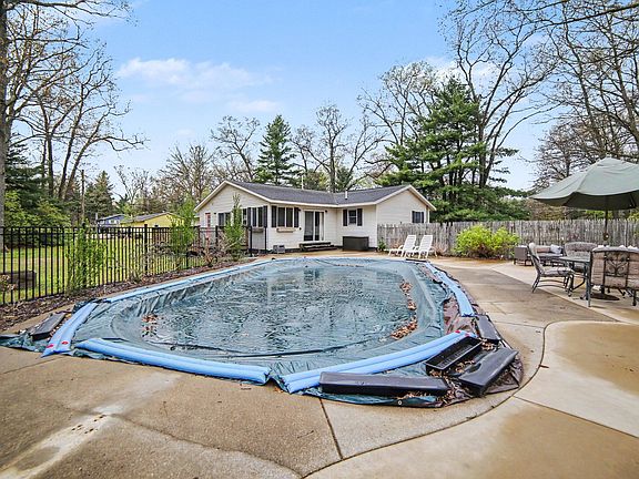 5th image of 1574 Chatterson Rd