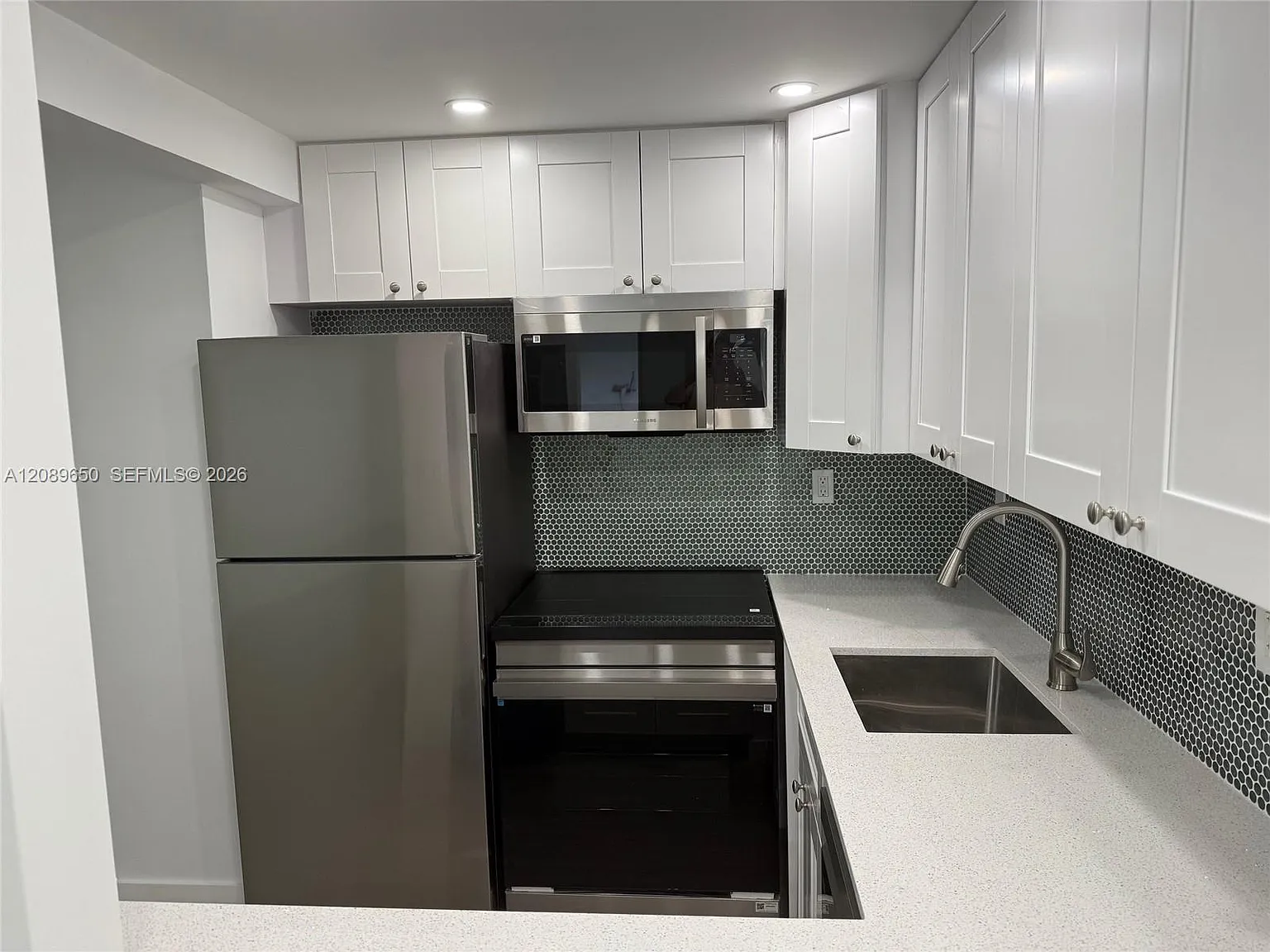 Plaza Condo — Photo 3