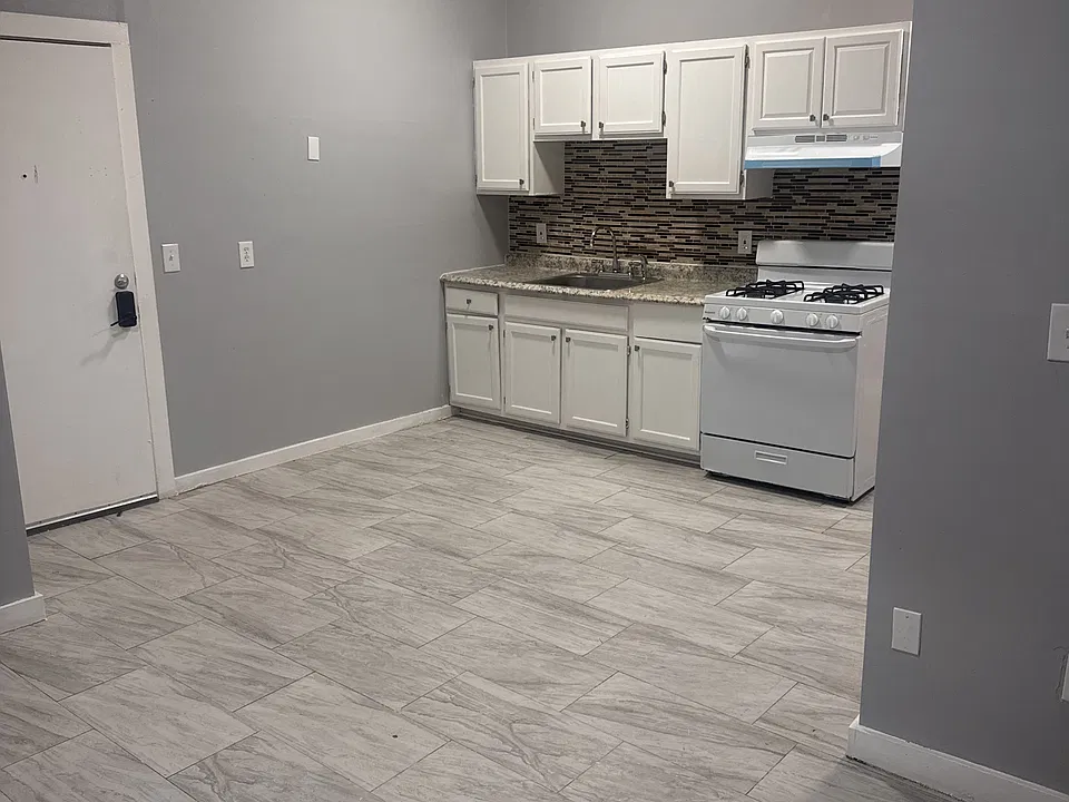 84 Dewitt St #1R