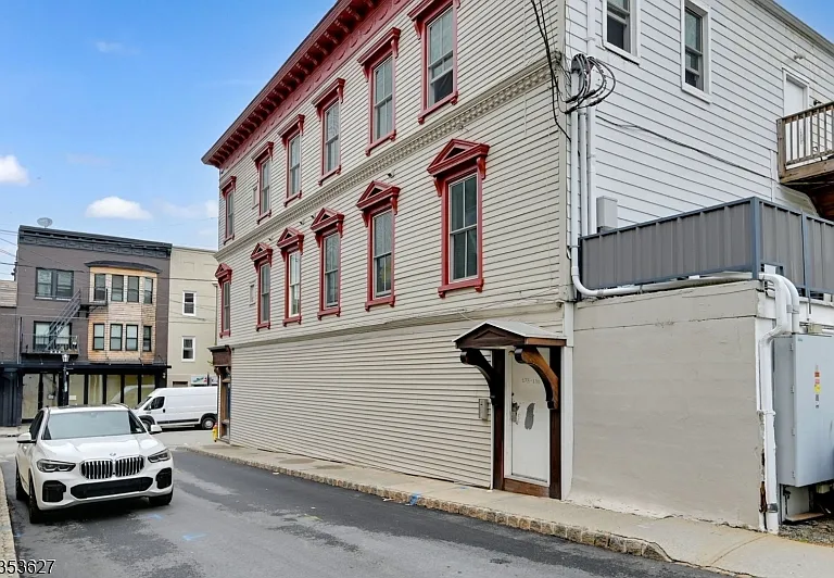 180 Spring St — Photo 16