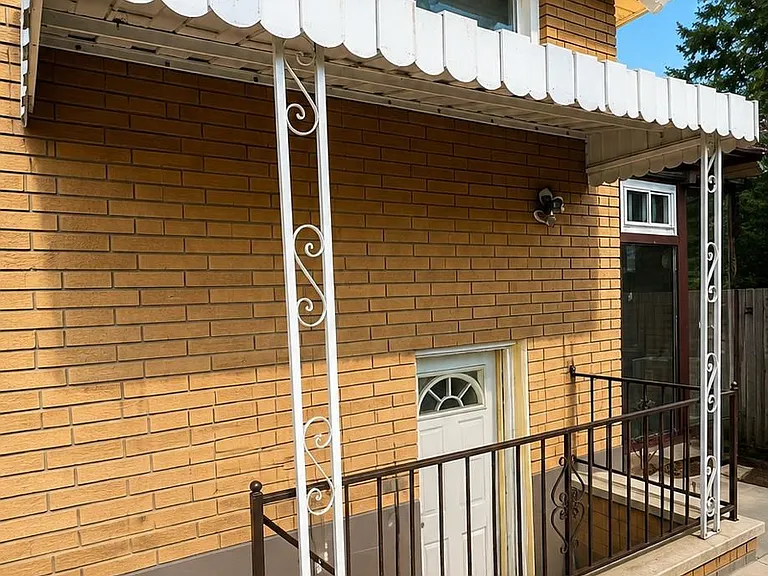 94 Victor Blvd — Photo 3