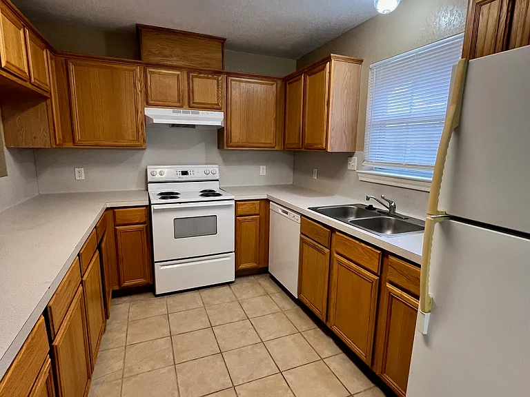 943 Sun Meadow St — Photo 6