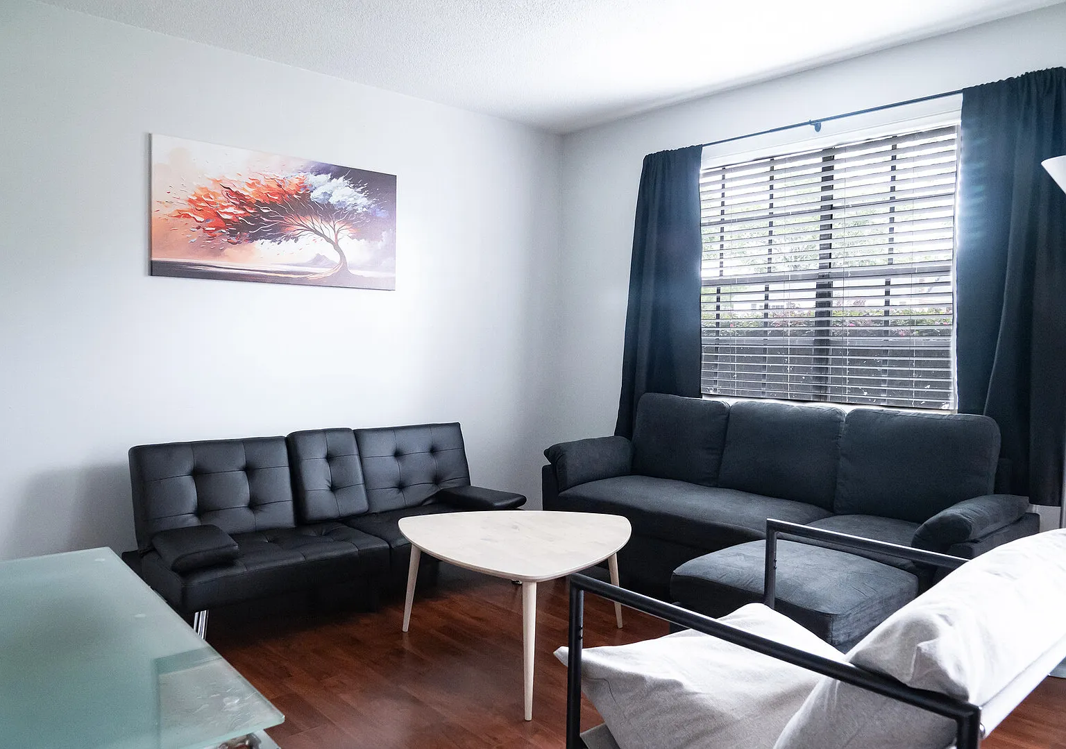 Beautiful furnished townhouse, all utilities included — Photo 1