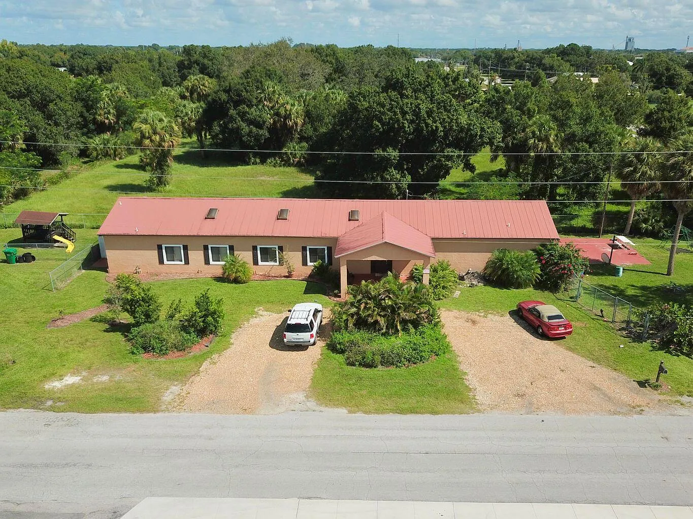 3 bed, 2.0 bath, 1700 sqft, $2,200 — Photo 1