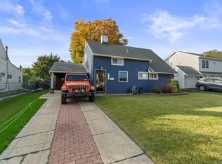 143 Springtime Ln W, Levittown, NY 11756