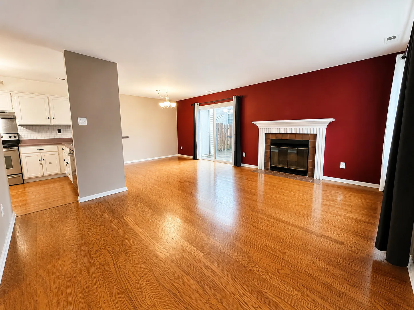 End-Unit Townhome With Private Driveway, Fireplace & Fenced Patio In Saw Mill Valley — Photo 2