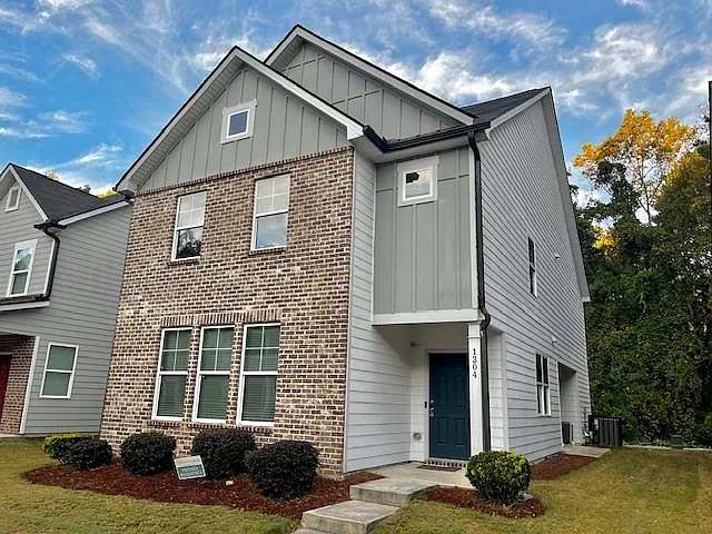 4 bed, 2.5 bath, 2090 sqft, $2,495 — Photo 2