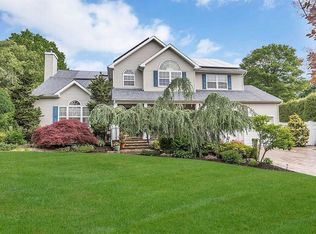 6 Ursula Ct, Hauppauge, NY 11749