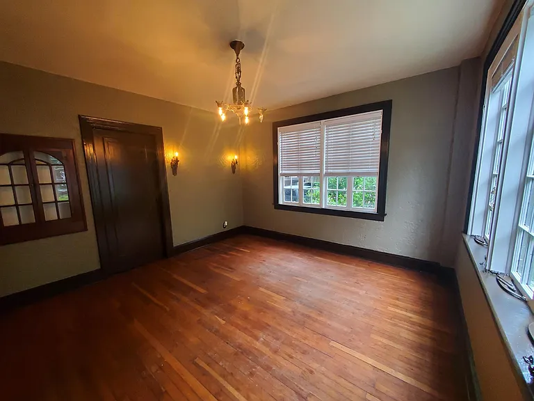 323 N Walnut St — Photo 12