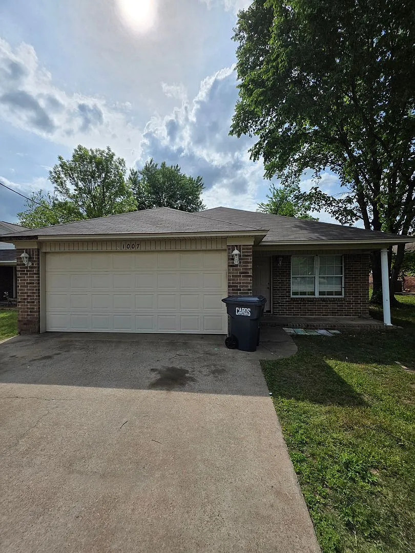 1007 N Parker Rd — Photo 1