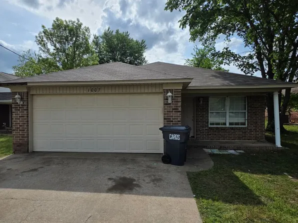 1007 N Parker Rd, Russellville, AR 72801