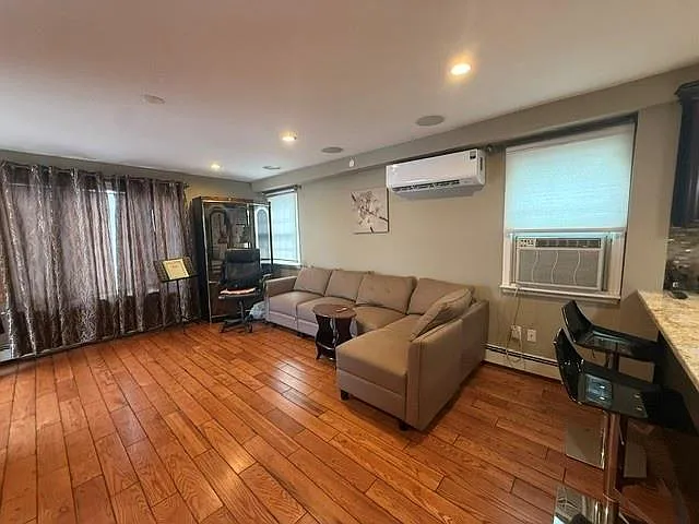 3 bed, 2.0 bath, 960 sqft, $3,700 — Photo 3