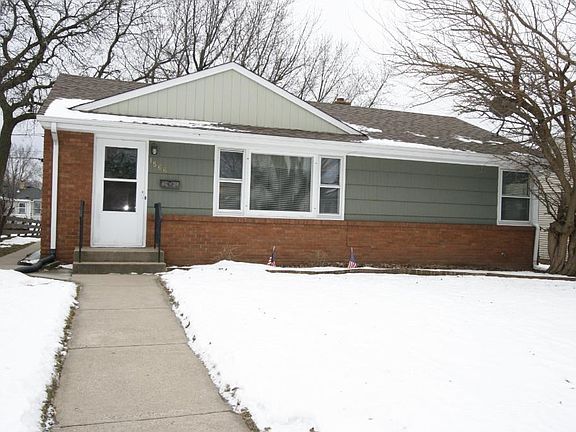 Great location close to schools, lakes, parks, golf courses, shopping and more!