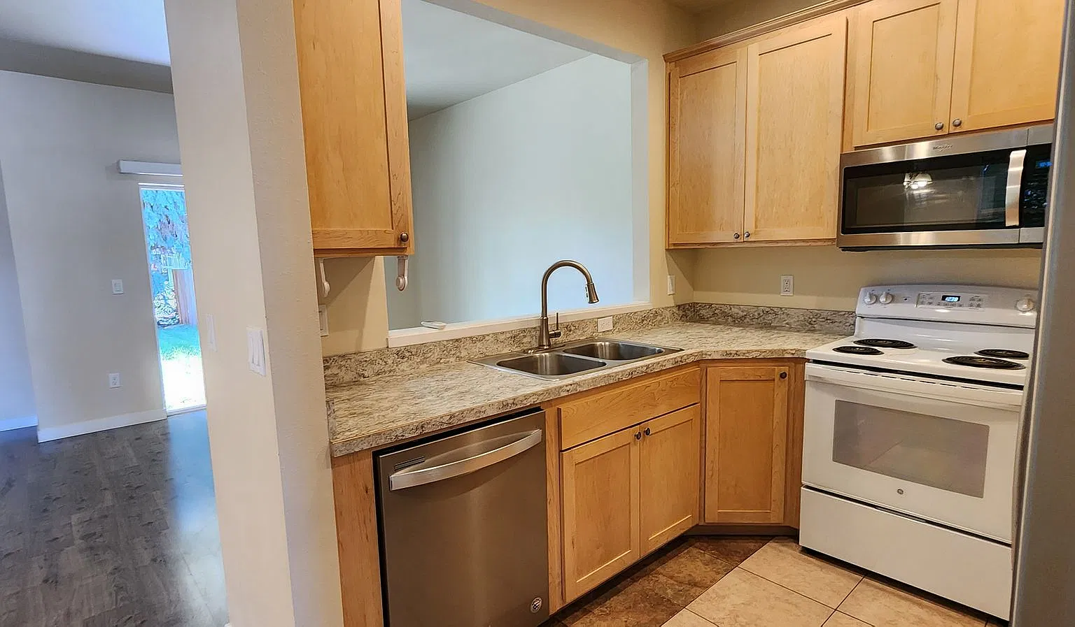 473-Milton St — Photo 2