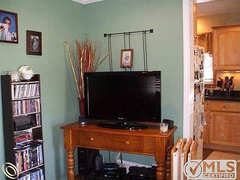 Living Room (2).JPG