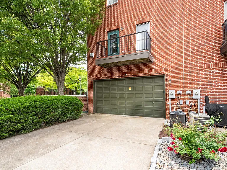 274 Robert St — Photo 25
