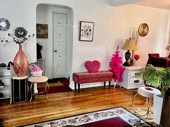 4th image of 557 E 1st Ave