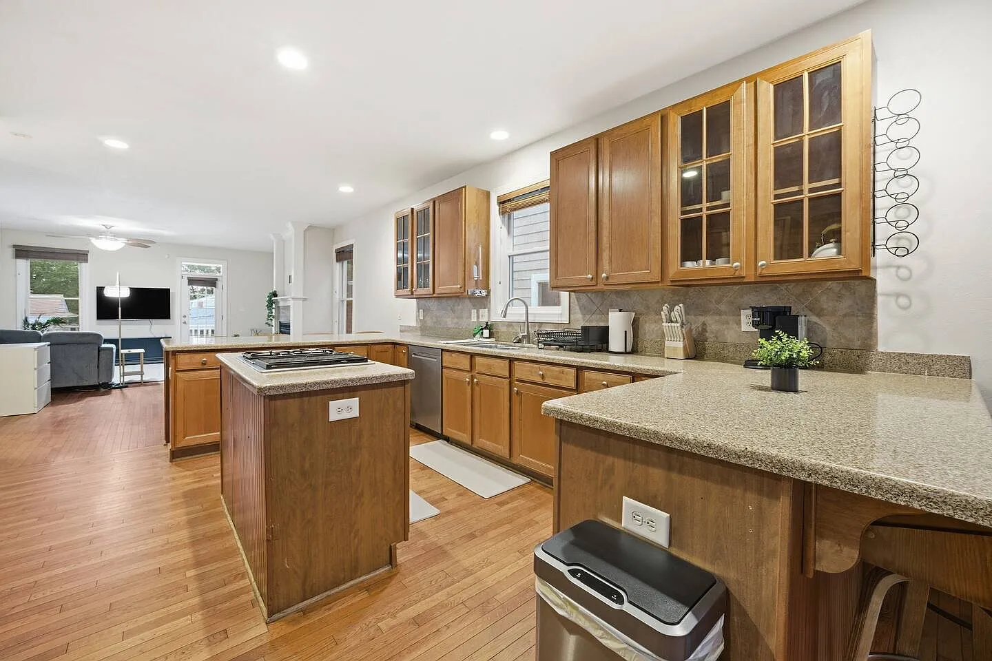 4 bed, 3.5 bath, 2851 sqft, $5,200 — Photo 4