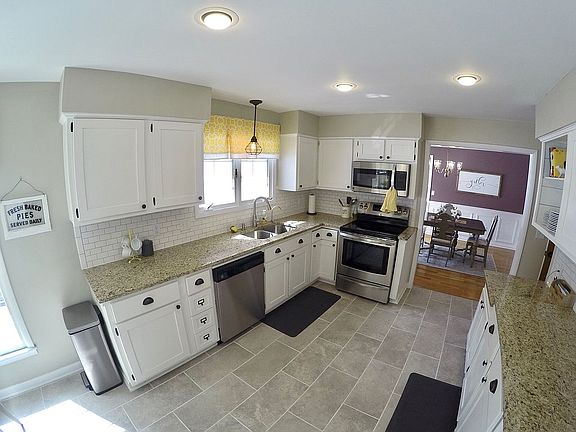 4th image of 2316 Hemlock Ln