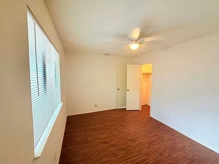 405 Parkhill Cv — Photo 16