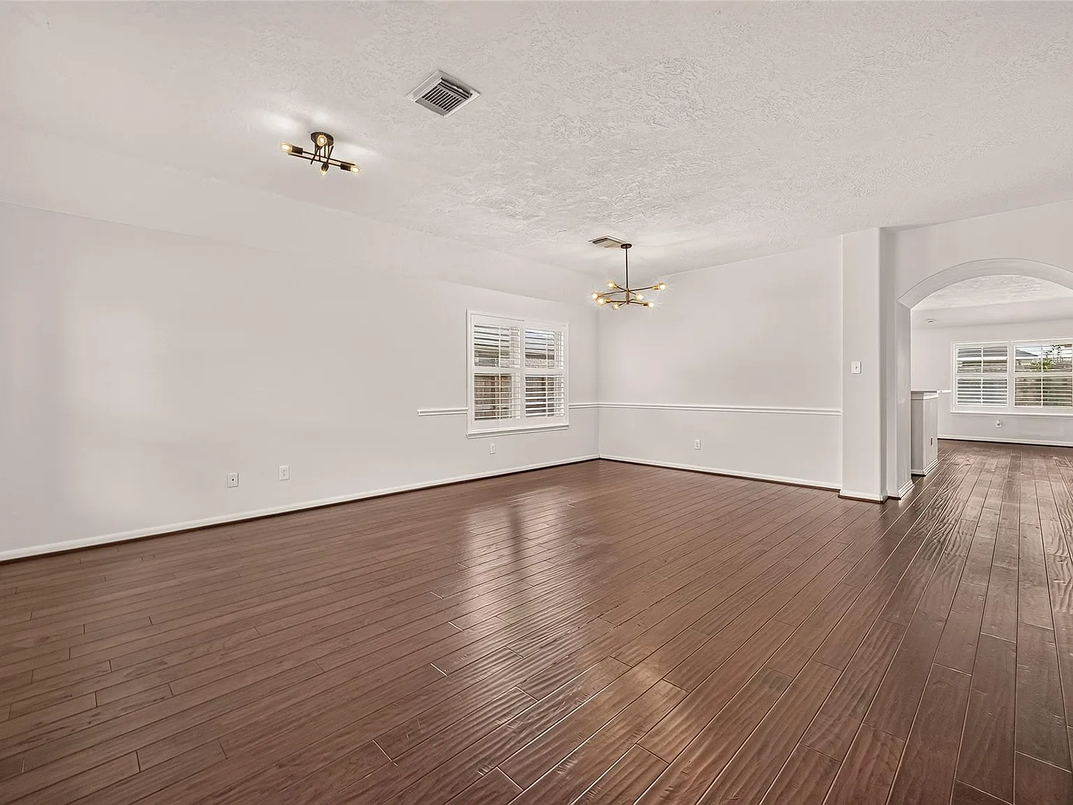 3 bed, 2.0 bath, 2328 sqft, $2,500 — Photo 4