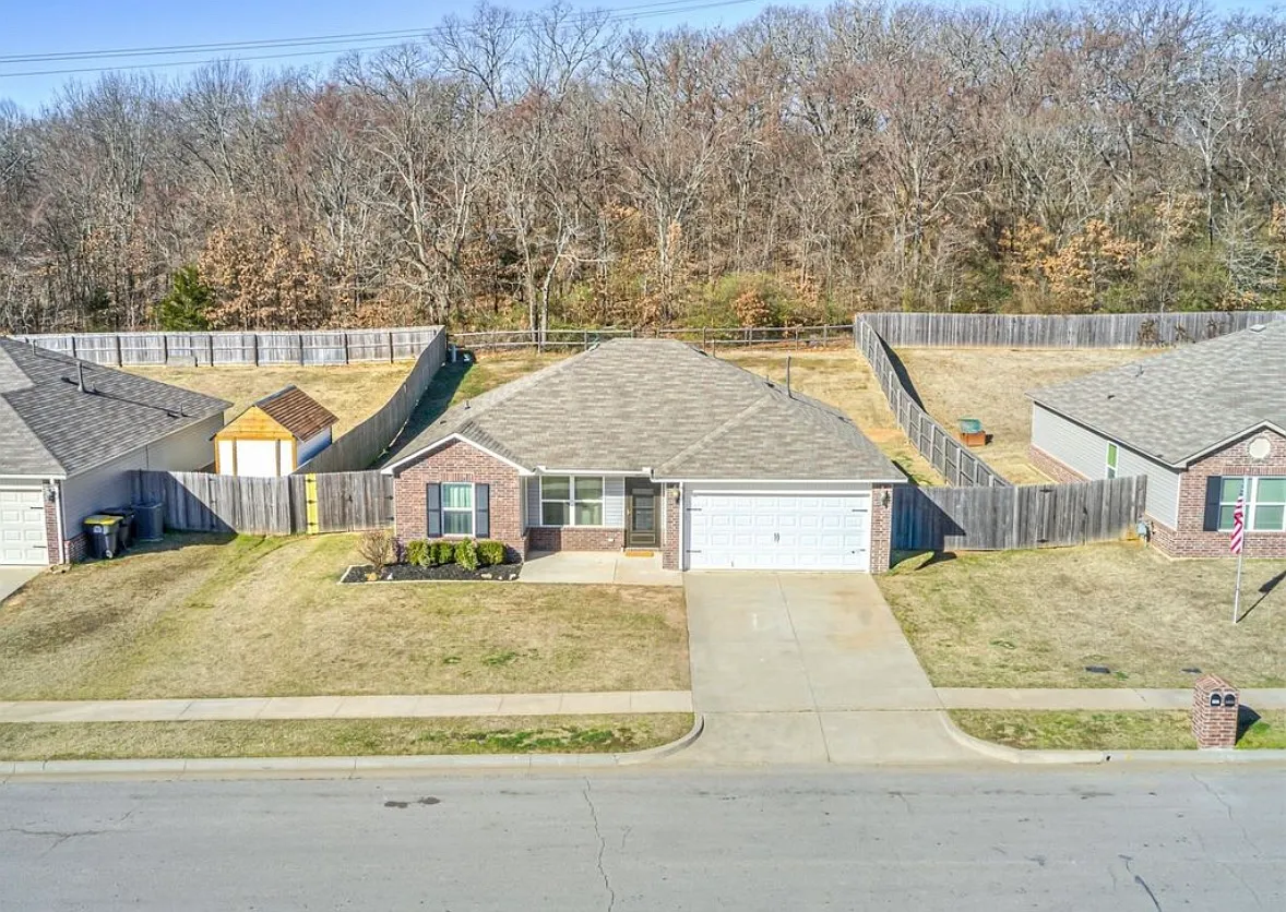 3 bed, 1322 sqft, $2,000 — Photo 3