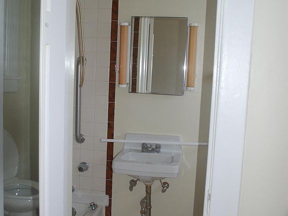 3rd image of 800 N Olympia St APT I