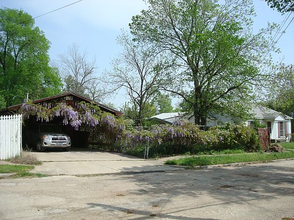 2nd image of 402 Agnes Ave