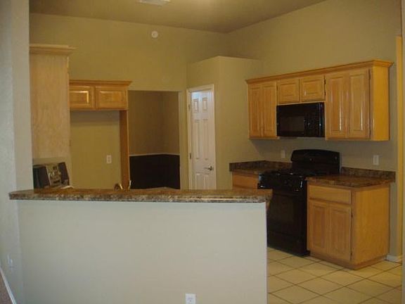 2nd image of 905 SE 36th St #Townhouse