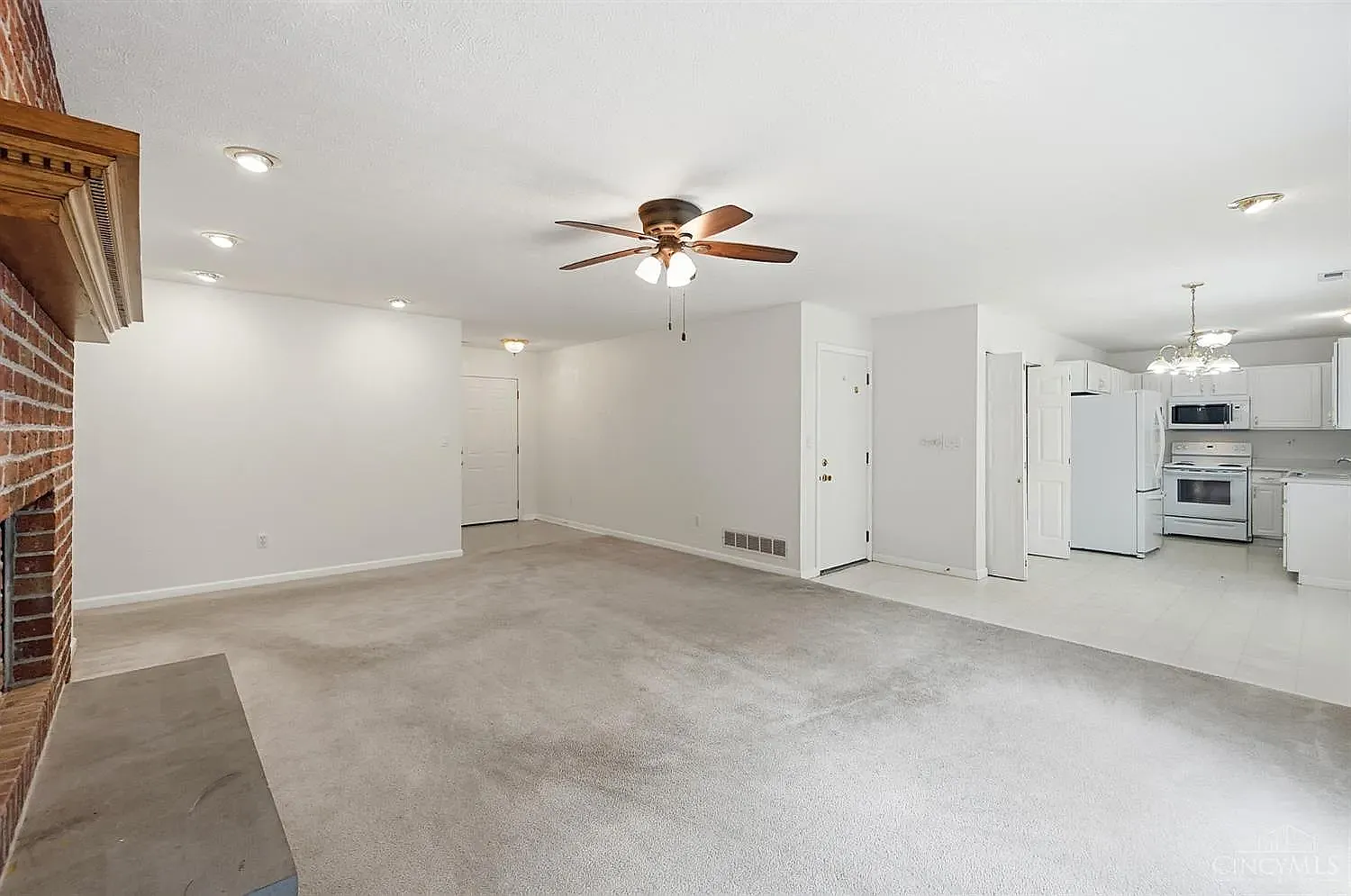 3 bed, 1292 sqft, $2,200 — Photo 4