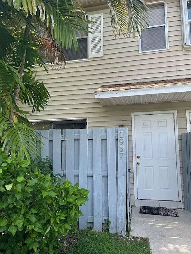 2 bed, 1.5 bath, 969 sqft, $2,690 — Photo 1