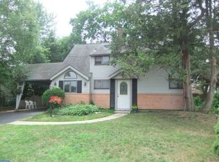 7 Winding Rd, Levittown, PA 19057